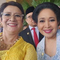 Menyesuaikan dengan warna kebaya, Titiek Soeharto memulas matanya dengan eyeshadow nuansa biru dan pulasan lipstik pink. Foto: Instagram