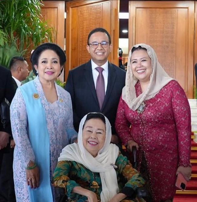 Putri Presiden ke-2 RI Soeharto ini memakai sanggul khas Jawa klasik yang dihias ronze melati. Foto: Instagram