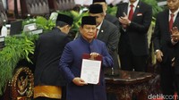 Usai pembacaan sumpah, acara dilanjutkan dengan penandatanganan berita acara pelantikan oleh Presiden, Wakil Presiden dan Pimpinan MPR.