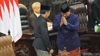Prabowo dan Gibran menggantikan posisi Jokowi dan Maruf Amin yang telah menjabat pada periode 2019-2024. Prabowo resmi menjabat Presiden ke-8 RI dan Gibran sebagai Wapres ke-14 RI.