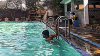 Area bermain dan gazebo di Kolam Renang Panorama.