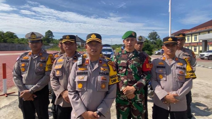 Wakapolres Rokan Hulu, Riau Kompol Rahmat Hidayat memimpin apel personel gabungan bersama TNI dan Satpol PP untuk melaksanakan patroli skala besar. (Foto: dok Polres Rohul).