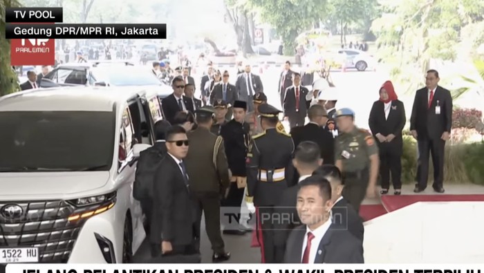 Wakil presiden terpilih Gibran Rakabuming Raka tiba di gedung DPR/MPR RI dengan mengendarai Toyota Alphard (20/10/2024)