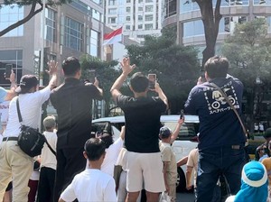 Senangnya Warga Lambaikan Tangan Saat Mobil Prabowo Lewat