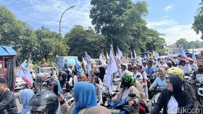 Warga  Medan ikuti konvoi sambut pelantikan Prabowo-Gibran. (Foto: Kartika Sari/detikSumut).