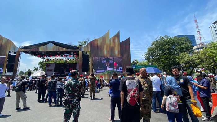 Warga nonton bareng pelantikan Prabowo-Gibran di depan Istana Negara