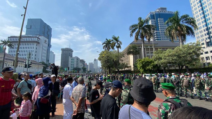 Warga Padati Kawasan Patung Kuda Jelang Pesta Rakyat Pelantikan Presiden