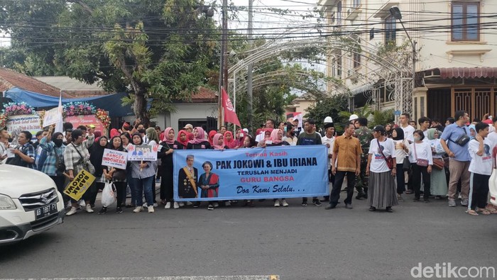 Masyarakat padati gang kediaman Joko Widodo dan Iriana di Sumber Solo, Minggu (20/10/2024).