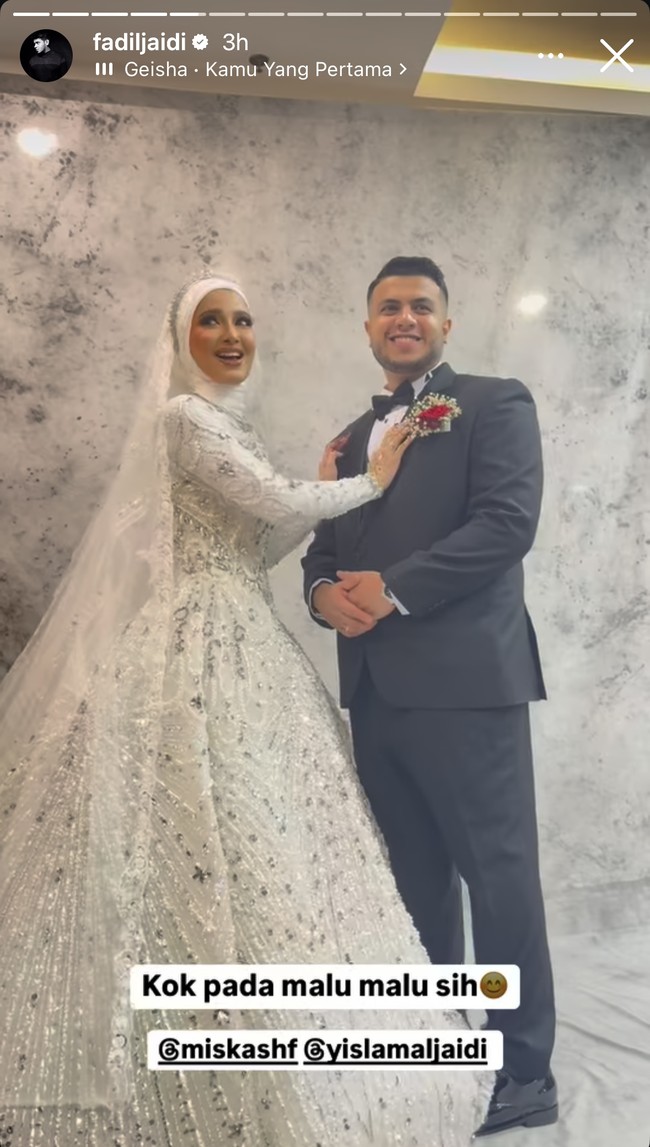 Dalam unggahan di Instagram Story Fadil, Yislam dan Miskah sempat diledek karena masih terlihat malu-malu meski sudah sah menjadi pasangan suami-istri. Foto: Instagram