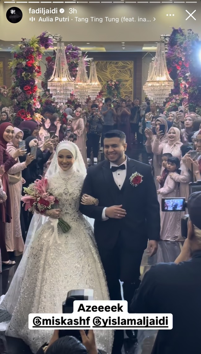Merayakan pernikahannya, Yislam dan Miskah juga menggelar resepsi mewah. Di resepsi pernikahannya Yislam tampil gagah mengenakan setelan jas dan dasi kupu-kupu, sementara Miskah mengenakan gaun pengantin berwarna putih dilengkapi dengan hijab. Foto: Instagram