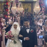 Merayakan pernikahannya, Yislam dan Miskah juga menggelar resepsi mewah. Di resepsi pernikahannya Yislam tampil gagah mengenakan setelan jas dan dasi kupu-kupu, sementara Miskah mengenakan gaun pengantin berwarna putih dilengkapi dengan hijab. Foto: Instagram