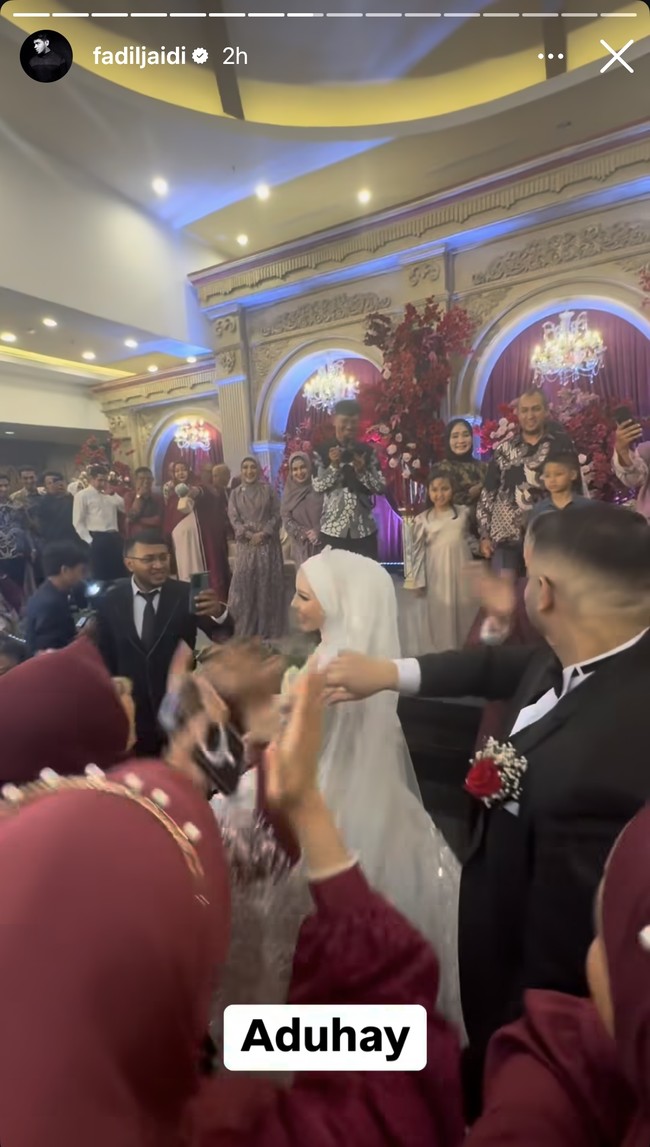 Didominasi dengan dekorasi dan bunga berwarna merah, resepsi pernikahan Yislam dan Miskah tampai meriah dan ramai dihadiri para tamu undangan. Kedua pasutri baru itu juga tampak berdansa di resepsi mereka. Foto: Instagram