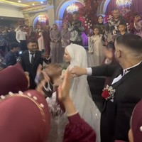 Didominasi dengan dekorasi dan bunga berwarna merah, resepsi pernikahan Yislam dan Miskah tampai meriah dan ramai dihadiri para tamu undangan. Kedua pasutri baru itu juga tampak berdansa di resepsi mereka. Foto: Instagram