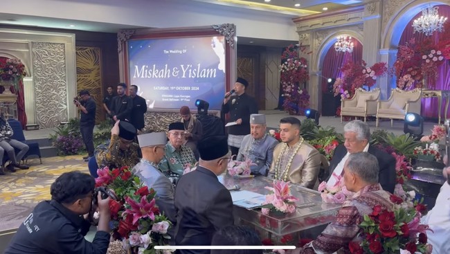 Kakak YouTuber Fadil Jaidi, Yislam Jaidi baru saja resmi menikahi perempuan bernama Miskah Shafa. Akad nikah Yislam dan Miskah dilangsungkan pada Sabtu (19/10/24). Foto: YouTube/Fadil Jaidi