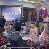 Kakak YouTuber Fadil Jaidi, Yislam Jaidi baru saja resmi menikahi perempuan bernama Miskah Shafa. Akad nikah Yislam dan Miskah dilangsungkan pada Sabtu (19/10/24). Foto: YouTube/Fadil Jaidi