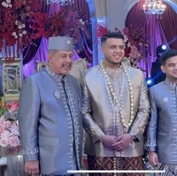 Di acara akad nikah, Yislam tampil mengenakan busana pengantin bernuansa coklat. Sementara ayah dan adiknya, Muhammad Jaidi dan Fadil Jaidi kompak mengenakan busana berwarna abu-abu. Foto: YouTube/Fadil Jaidi