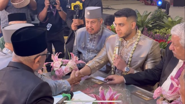 Akad nikah berlangsung secara khidmat dengan dihadiri para anggota keluarga. Yislam juga mengucap ijab kabul dalam bahasa Arab. Foto: YouTube/Fadil Jaidi