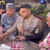 Akad nikah berlangsung secara khidmat dengan dihadiri para anggota keluarga. Yislam juga mengucap ijab kabul dalam bahasa Arab. Foto: YouTube/Fadil Jaidi