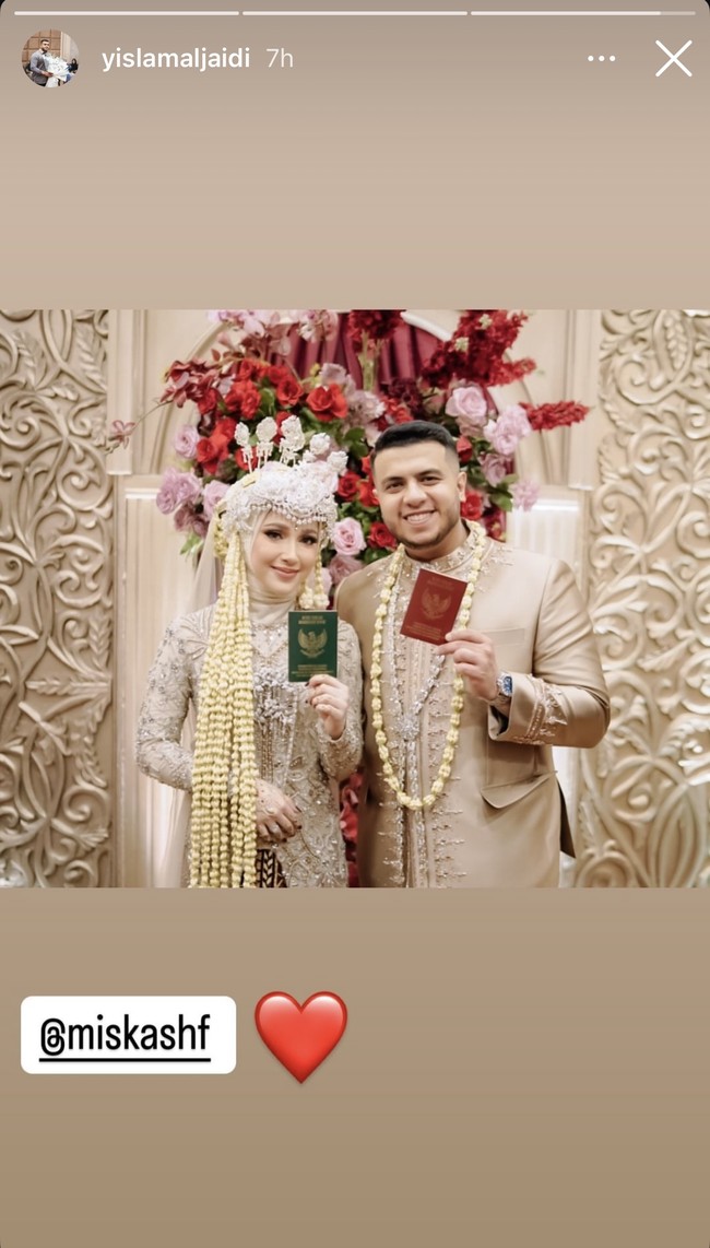 Miskah tampil cantik berkebaya coklat di acara akad nikahnya. Penampilannya juga dilengkapi dengan siger Sunda serta roncean melati. Dalam foto terlihat keduanya memamerkan buku nikah tanda sudah sah menjadi pasangan suami-istri. Foto: Instagram
