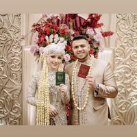 Miskah tampil cantik berkebaya coklat di acara akad nikahnya. Penampilannya juga dilengkapi dengan siger Sunda serta roncean melati. Dalam foto terlihat keduanya memamerkan buku nikah tanda sudah sah menjadi pasangan suami-istri. Foto: Instagram