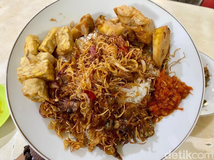 5 Tempat Makan Ayam Goreng Tertua di Jakarta, Ada yang Buka Sejak 1948!