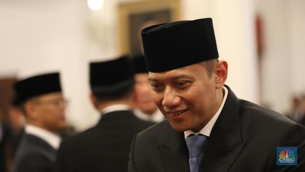 Agus Harimurti Yudhoyono dilantik sebagai Menteri Koordinator Bidang Infrastruktur dan Pembangunan Kewilayahan oleh Presiden Prabowo Subianto di Istana Merdeka, Senin, (21/10/2024). (CNBC Indonesia/Tri Susilo)