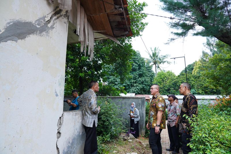 Anggota DPRD Jakarta dari Fraksi PDI Perjuangan, Hardiyanto Kenneth bersama Ketua Animal Defender Indonesia, Doni Hendaru Tona melakukan kunjungan ke Pusat Pelayanan Kesehatan Hewan (Puskeswan) Pasar Minggu,