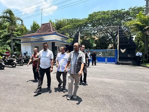 Aksi Anggota DPRD Kota Kediri Protes AKD dengan Tutup Pintu Masuk Gedung