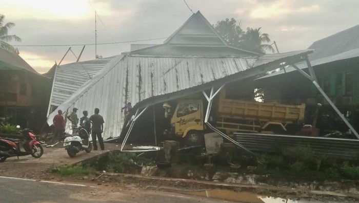 Atap rumah warga di Kecamatan Marioriawa, Kabupaten Soppeng roboh setelah diterjang angin puting beliung.