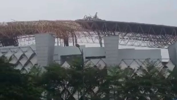 Hujan deras disertai angin kencang menyebabkan atap Stadion Wibawa Mukti terlepas, Senin (21/10/2024).