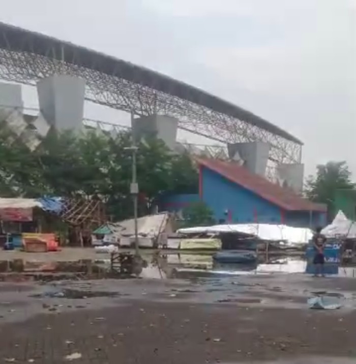 Hujan deras disertai angin kencang menyebabkan atap Stadion Wibawa Mukti terlepas, Senin (21/10/2024).