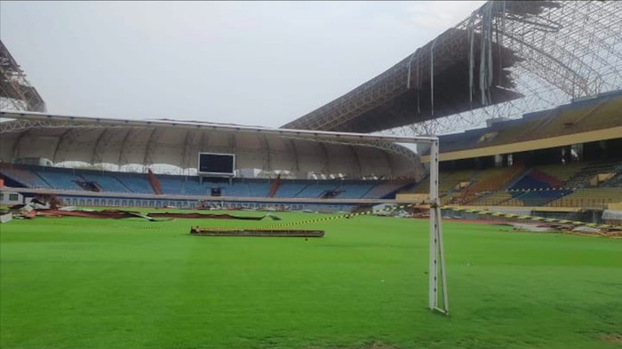 Hujan deras disertai angin kencang menyebabkan atap Stadion Wibawa Mukti terlepas, Senin (21/10/2024).
