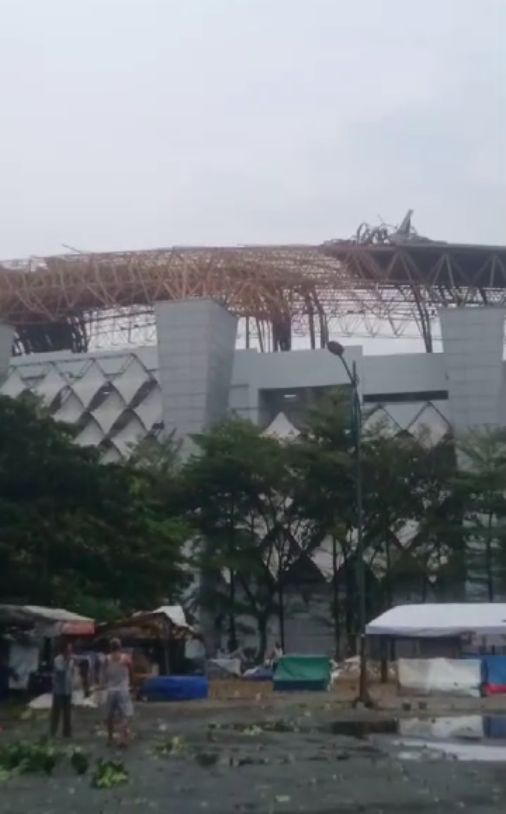 Hujan deras disertai angin kencang menyebabkan atap Stadion Wibawa Mukti terlepas, Senin (21/10/2024).