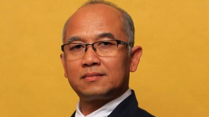 Atip Latipulhayat, seorang Guru Besar Hukum dari Universitas Padjadjaran (Unpad), kini menjabat sebagai Wakil Menteri Pendidikan Dasar dan Menengah (Dikdasmen)