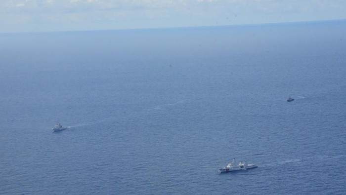 Bakamla RI mengusir kapal China Coast Guard (CCG) 5402 di perairan Natuna Utara, Senin (21/10).  Kapal tersebut diusir gegara mengganggu kegiatan survei seismik 3D Arwana.