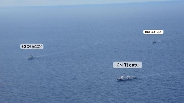 Bakamla RI melalui unsur Kapal Negara (KN) Tanjung Datu-301, mengusir kapal China Coast Guard (CCG) 5402 dari Laut Natuna Utara. Kapal China Coast Guard diusir dari wilayah yurisdiksi Indonesia, Senin (21/10/2024).