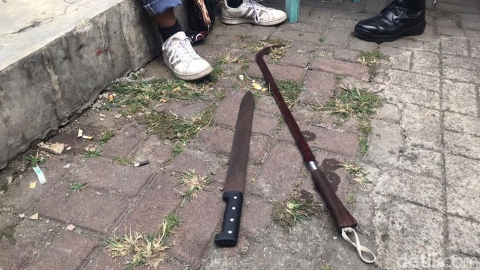 Barang bukti senjata tajam tawuran pelajar di Sukabumi