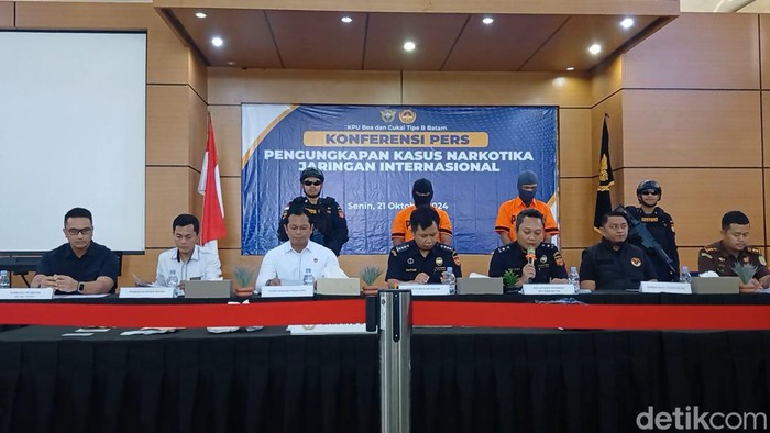 Bea Cukai Batam menangkap dua orang penumpang kapal dari Malaysia yang hendak selundupkan sabu. (Foto: Alamudin/detikSumut)