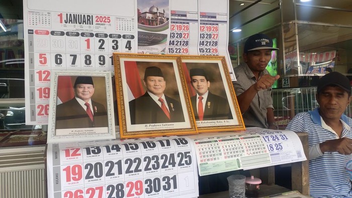Bingkai foto Presiden Prabowo dan Wakil Presiden Gibran Rakabuming Raka ramai dibeli