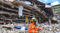 Gedung itu roboh karena struktur bangunan yang jelek. 