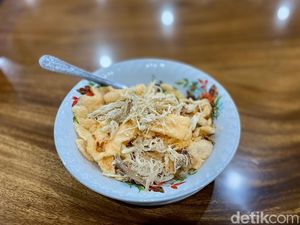 Wajib Mampir! 5 Bubur Ayam Enak di Jatinegara, Topping Telur hingga Paru