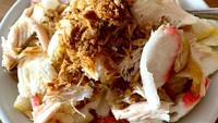 Meski tempatnya sederhana, Bubur Ayam Pasundan di Kebon Jeruk juga jadi incaran. Harganya sekitar Rp 20 ribuan dengan topping suwiran ayam, kerupuk, dan emping yang menggunung! Foto: Putu Pradnyana/Google Image