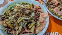 Bubur Ayam Bang Muri di Jagakarsa jadi favorit banyak orang karena toppingnya menggunung. Harganya mulai dari Rp 15 ribuan saja. Ada juga pelengkap aneka sate-satean. Foto: Abdul Aziz/Google Image
