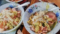 Bubur Ayam Musi yang buka mulai pukul 5 pagi selalu menuai antrean panjang. Lokasinya di Jalan Musi, Cideng, Jakarta Pusat. Harganya taj lebih dari Rp 15 ribu dengan topping komplet dan rasa enak. Foto: Adhi Boy Widjaja/Google Image