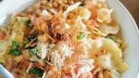Kalau di Bintaro Utara Blok P3 Nomor 1, ada Bubur Ayam Barokah 354 yang terkenal enak. Bubur ayam yang ditawarkan di gerobak ini juga murah. Toppingnya lengkap, dari cakwe hingga kacang tanah goreng. Foto: Hilman Ansori/Google Image