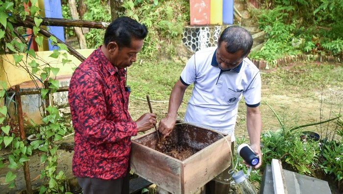Warga menuangkan hasil panen dari lebah madu kelulut di Palaran, Samarinda, Kalimantan Timur, Minggu (20/10/2024). Pembudidayaan lebah madu kelulut yang dikembangkan hampir 50 persen warga yang berada di Kelurahan Rawa Makmur itu sebulannya mampu memanen madu per kotaknya mencapai 1-3 liter yang dijual sekitar Rp70 ribu hingga Rp600 ribu. ANTARA FOTO/M Risyal Hidayat/Spt.