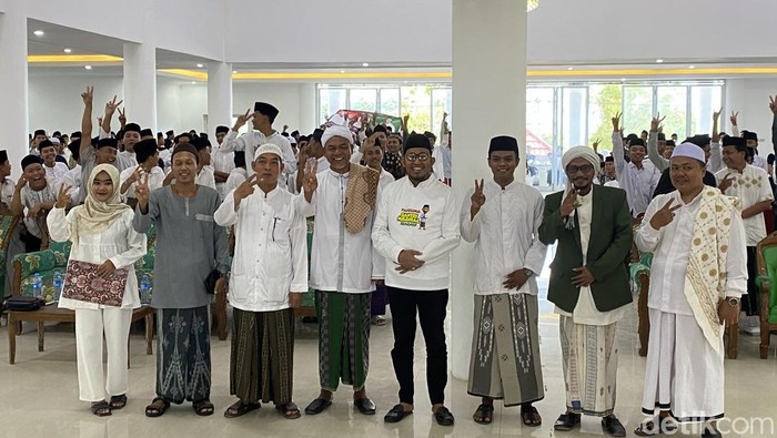Bupati Fauzi bersama ketua Santri Melineal Sumenep dan para kyai