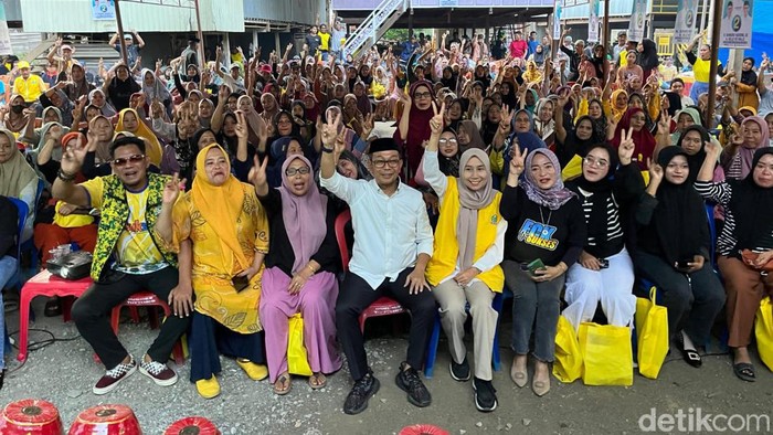 Calon Bupati Soppeng Suwardi Haseng berfoto bersama masyarakat Kecamatan Donri-donri.
