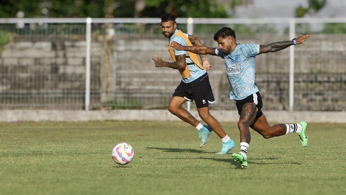 Christian Gabriel Esparza mengikuti latihan bersama para pemain PSBS Biak di Lapangan Gelora Samudera, Kuta, Bali, Senin (21/10/2024).