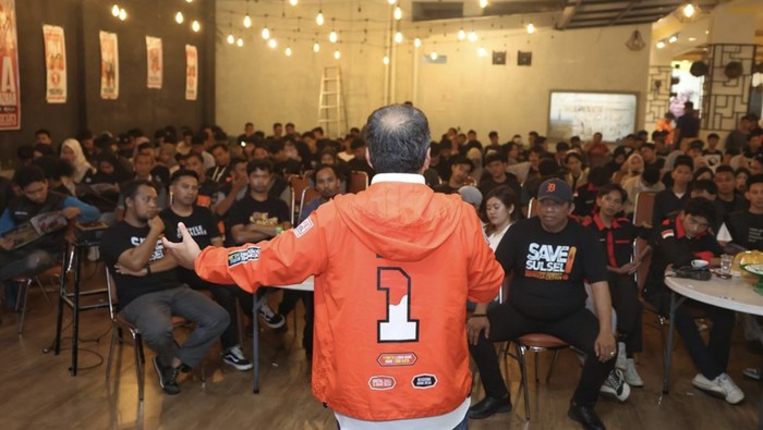 Danny Pomanto saat melakukan pertemuan dengan warga di Bone, Sulsel. Dokumen Istimewa